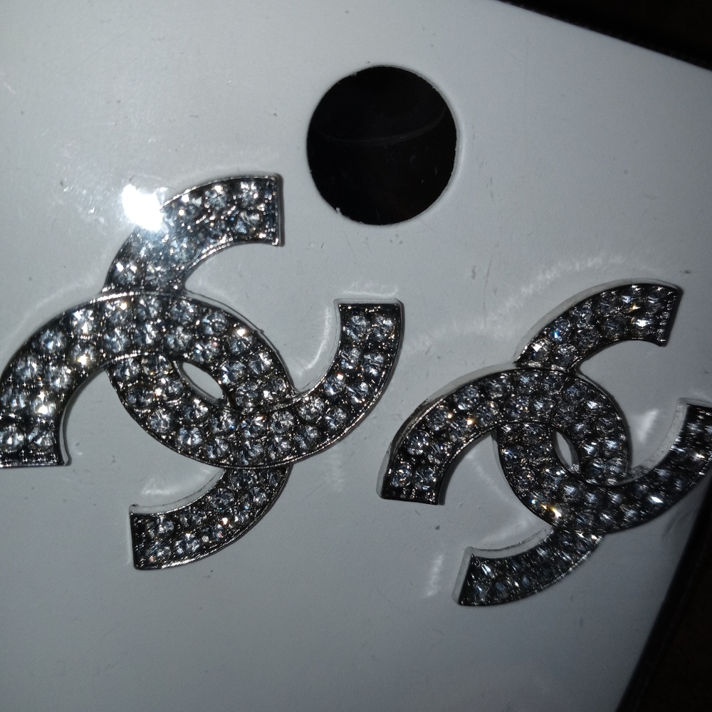 Accessories pieces Each piece or pair are sold sep